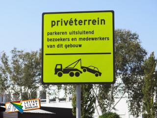 Privéterrein parkeerbord bezoekers en medewerkers
